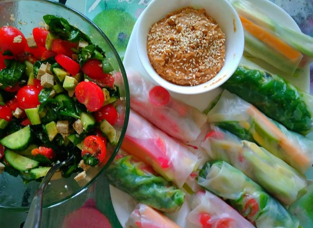 Овощные спринг-роллы с тайским соусом