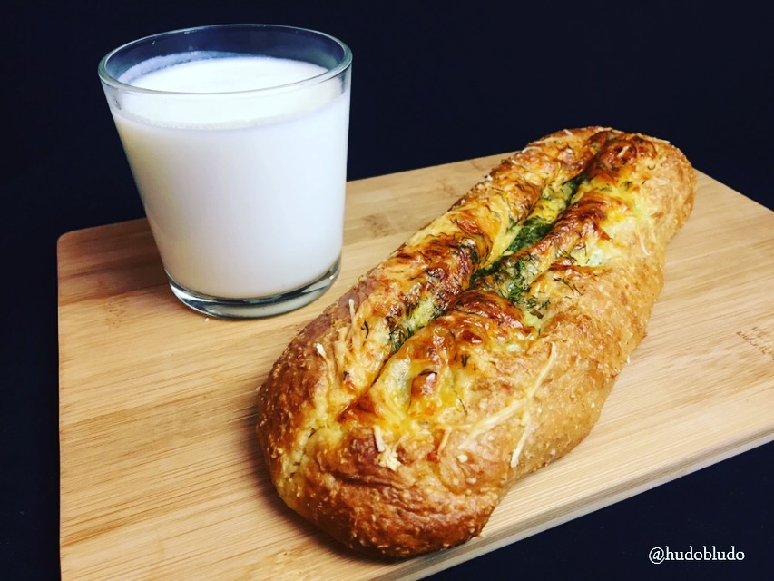 Безглютеновый чесночный багет с сыром и укропом