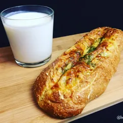 Безглютеновый чесночный багет с сыром и укропом