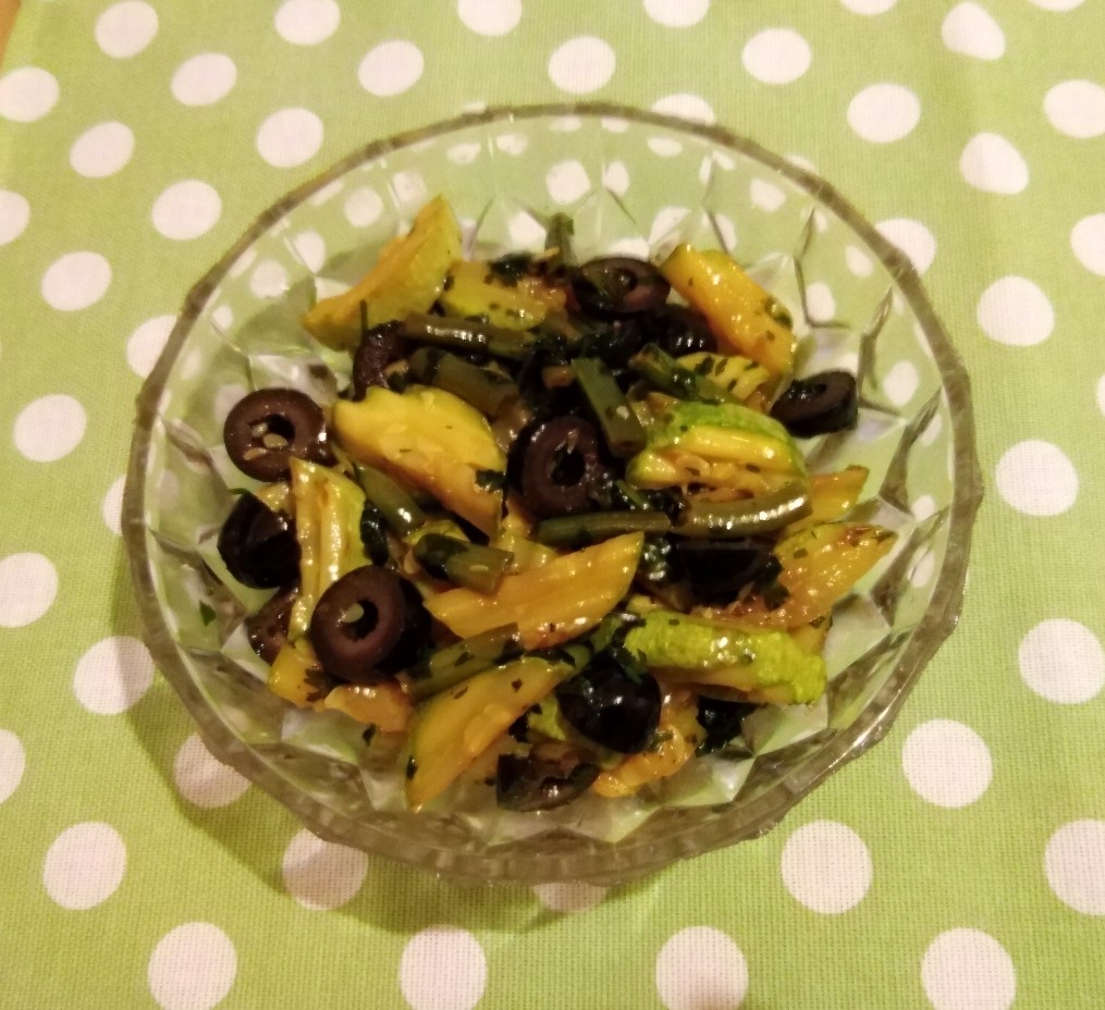 Салат с кабачками, стручковой фасолью и оливками