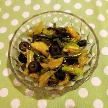 Салат с кабачками, стручковой фасолью и оливками