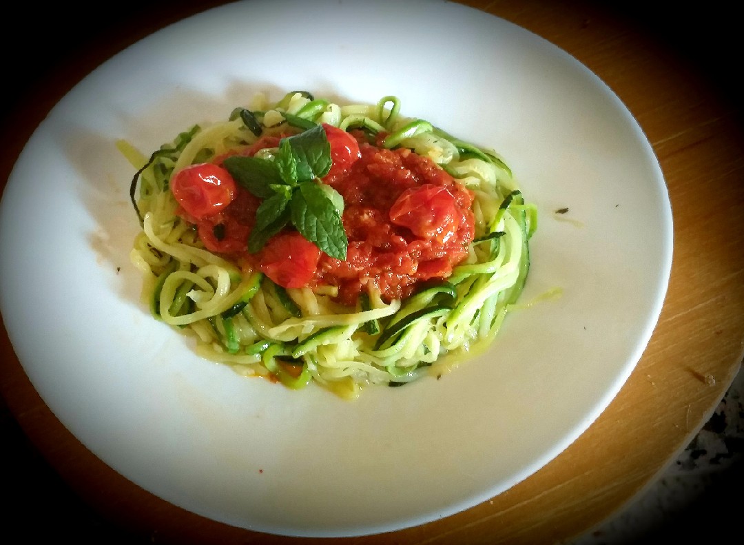 Видео-рецепт спагетти из кабачка с помидорами - низкокалорийного блюда
