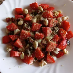 Салат с овощами, клубникой и финиками
