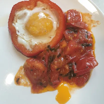 Яйца в паприке с помидорами и базиликом