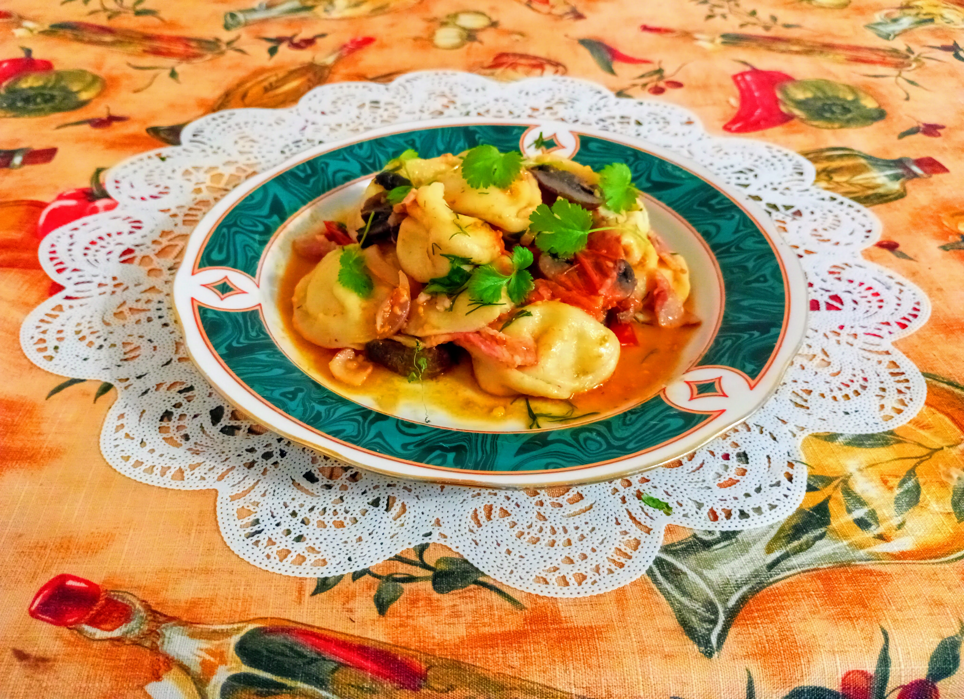 Вареники с вареным картофелем обжаренные с беконом и овощами