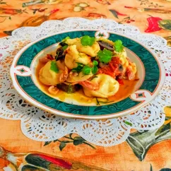 Вареники с вареным картофелем обжаренные с беконом и овощами