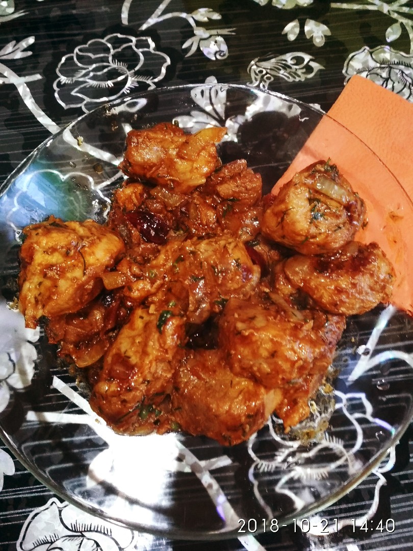 Мясо тушёное с луком и томатом