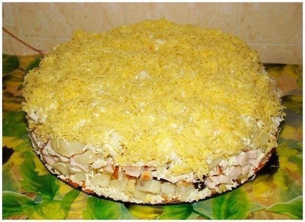 Салат с курицей, черносливом и сыром