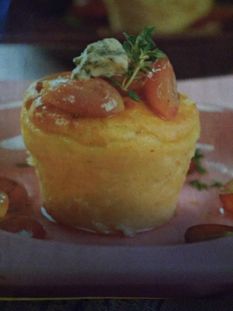 Суфле из голубого сыра с виноградным сиропом