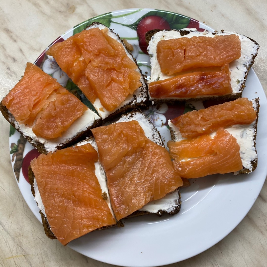 Бутерброды с творожным сыром и сёмгой