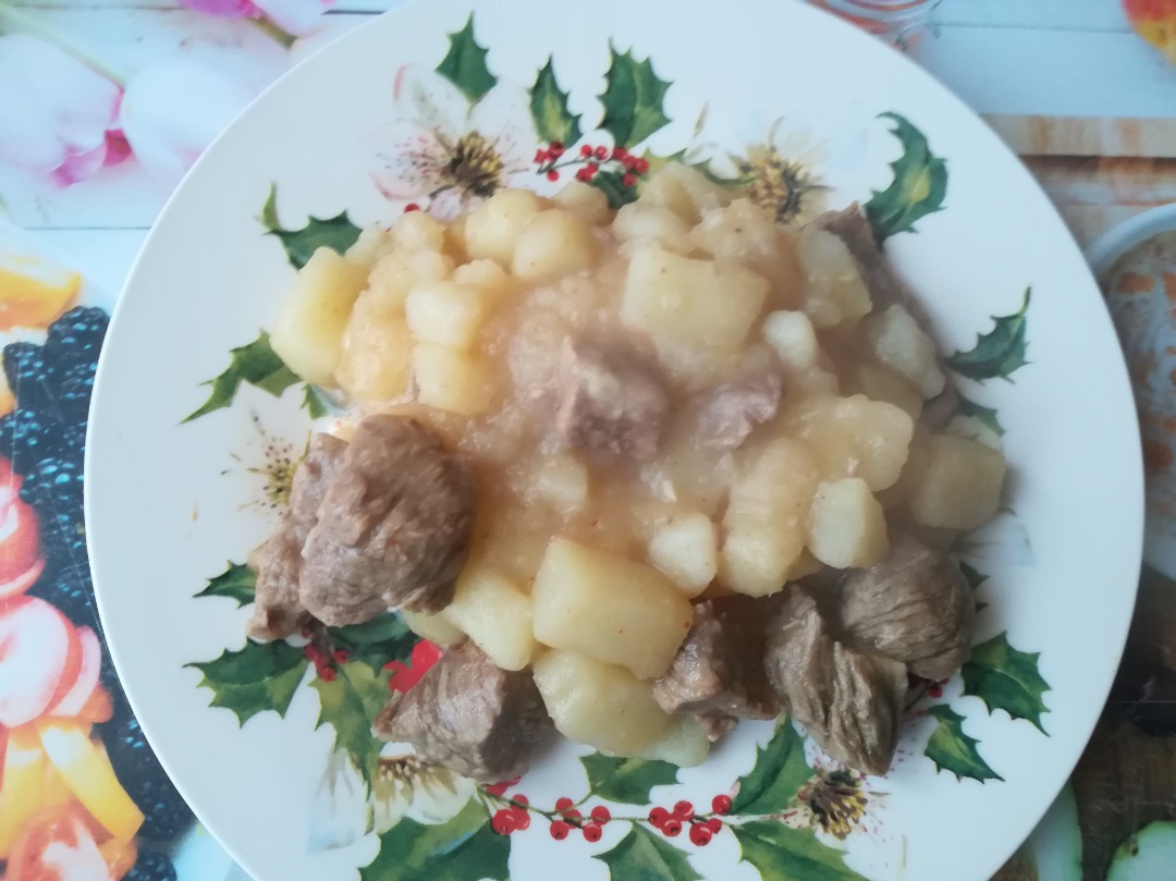 Овощное рагу с говядиной и картошкой на сковороде