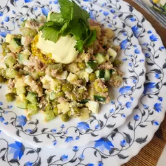 Салат с тунцом, яблоком и огурцом