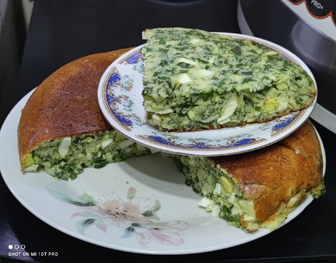 Заливной пирог с луком и яйцами в мультиварке