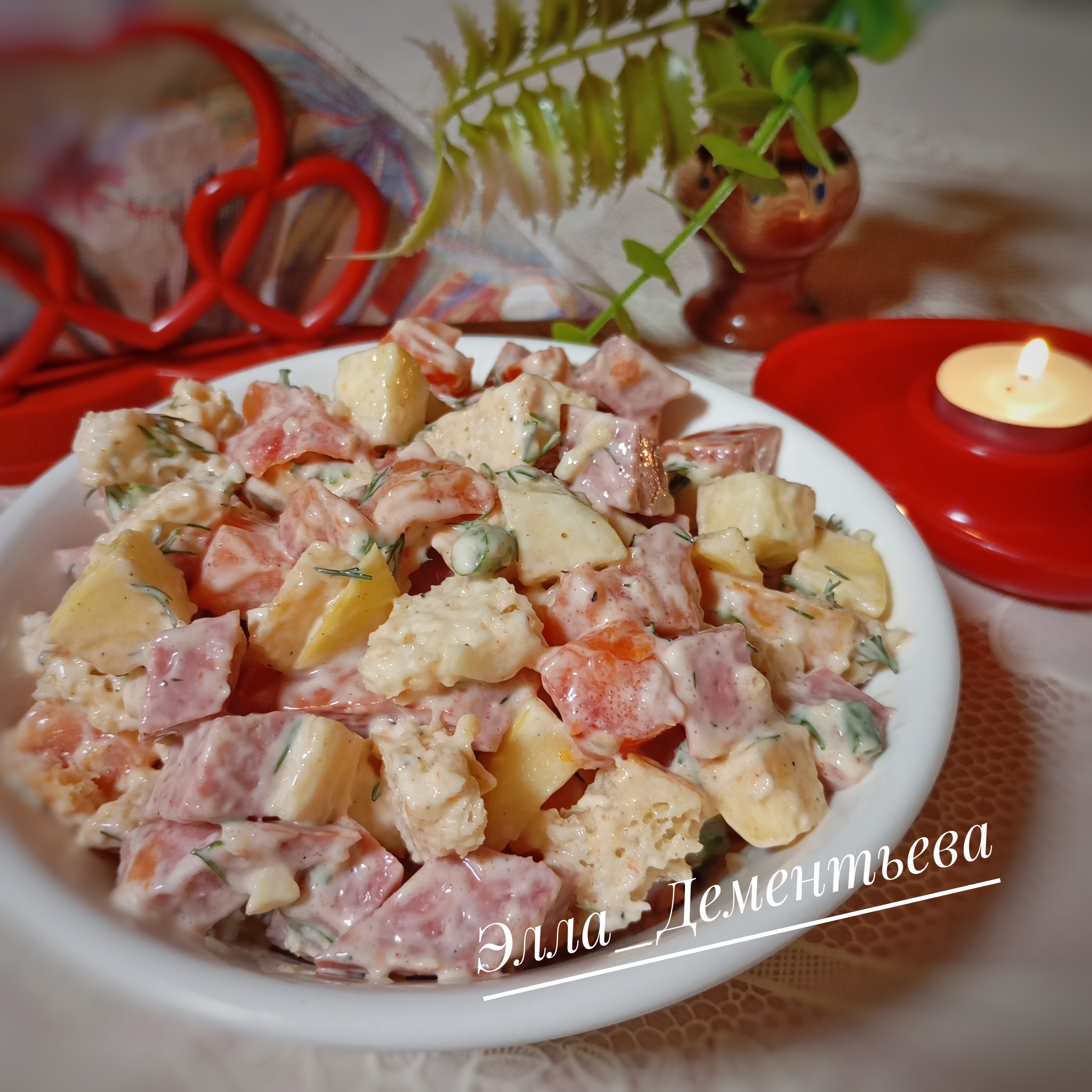 Салат с колбасой и сухариками