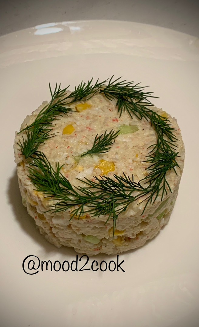 Салат с крабовыми палочками, рисом и яйцом «на скорую руку»