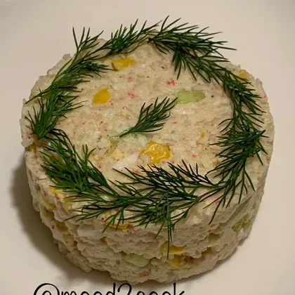 Салат с крабовыми палочками, рисом и яйцом «на скорую руку»