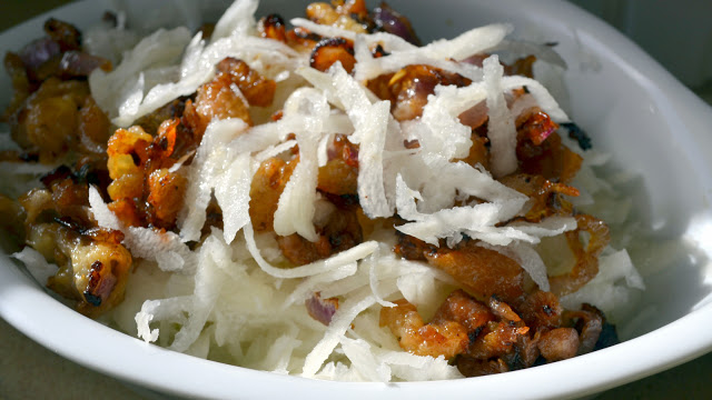 Салат из черной редьки со шкварками