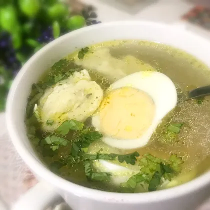 Куриный суп с яйцом и клецками