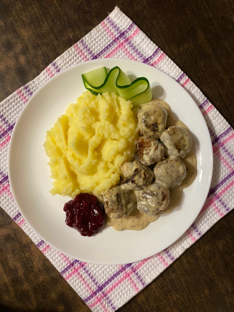 🇸🇪 Köttbullar (чёттбуллар) — шведские фрикадельки со сливочным соусом