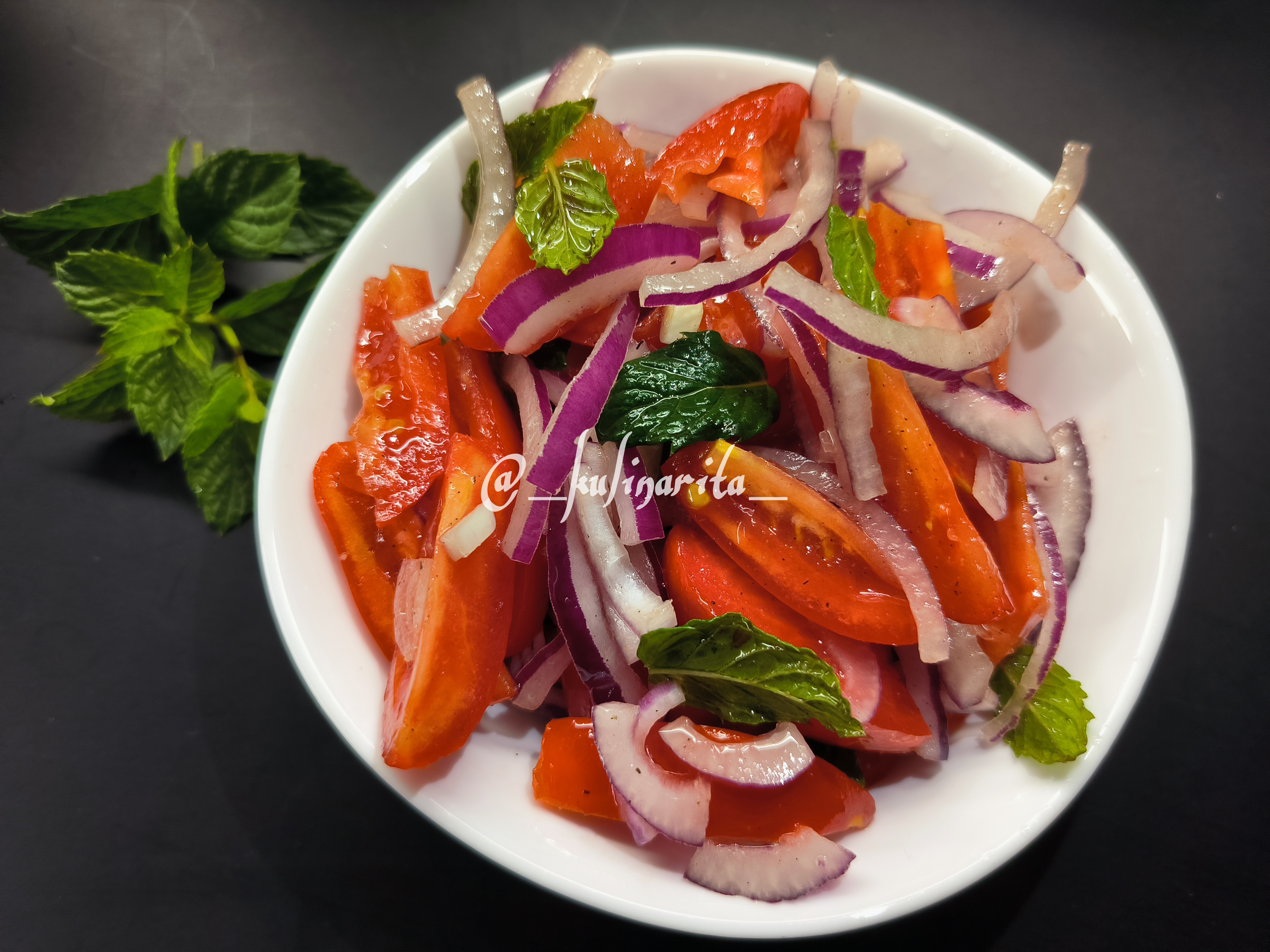 Салат с помидорами и мятой