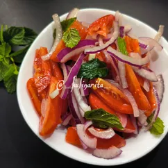 Салат с помидорами и мятой