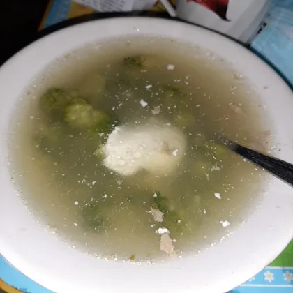 Суп с брокколи на рыбном бульоне с мятой