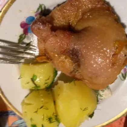 Утка в духовке с отварным картофелем
