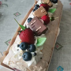 Меренговый рулет с ягодами