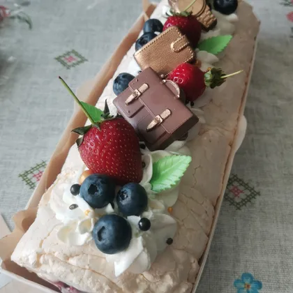 Меренговый рулет с ягодами