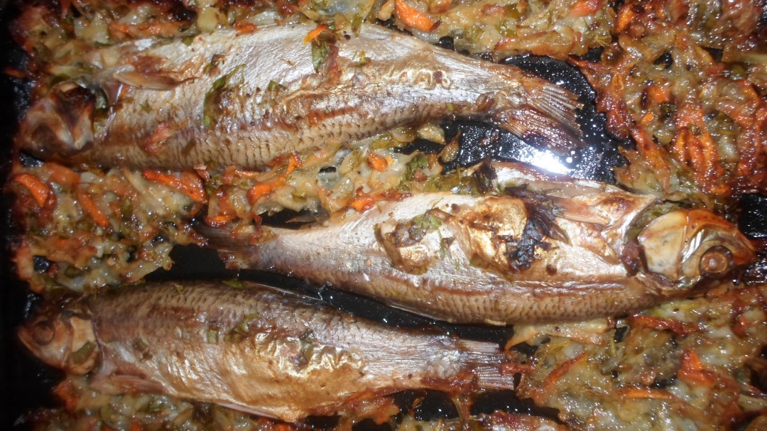 Плотва фаршированная, запеченная в сливках, с  морковью и луком