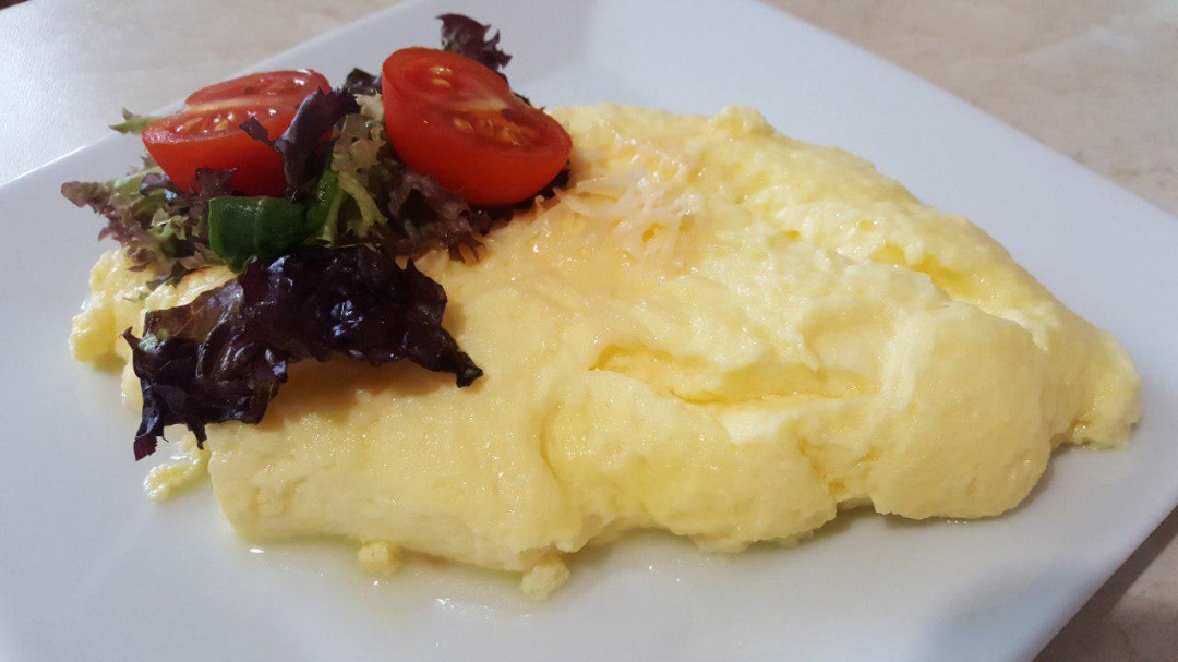 Пышный омлет из одного яйца: рецепт вкусного бюджетного завтрака