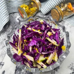 Салат из красной капусты с яблоком