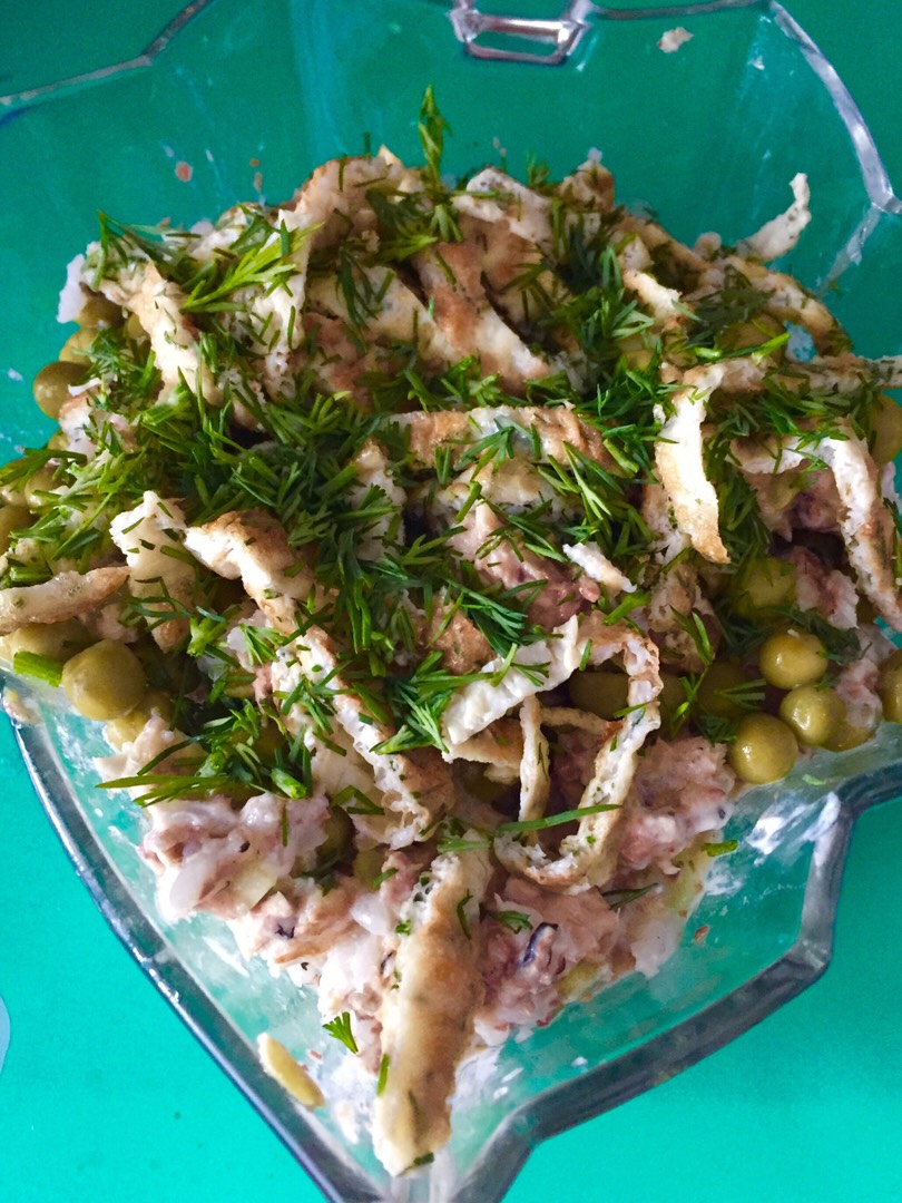 Слоёный салат с консервированной сардиной и овощами и с рисом
