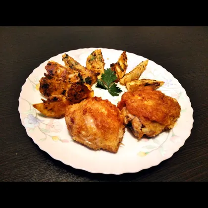 Куриные бедрышки в сырной панировке с картофелем и соусом тар-тар