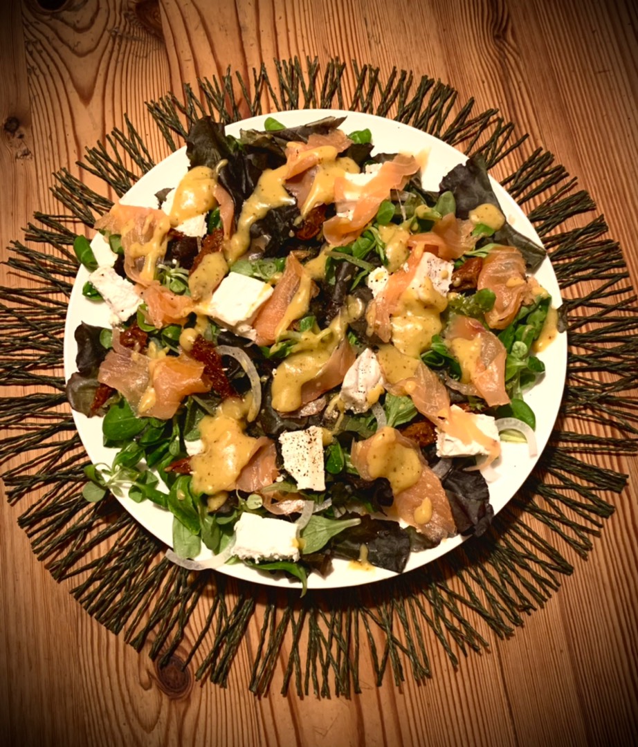Салат с копчёным лососем (семгой) и козьим сыром