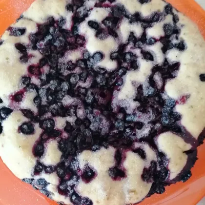 Бисквитный пирог с чёрной смородиной в мультиварке