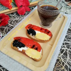 Брускетта с запечённым перцем, творогом и чёрной икрой