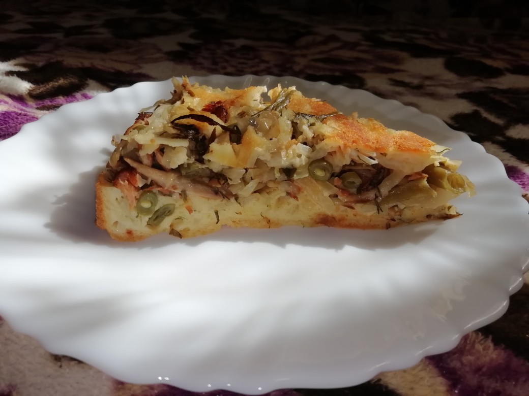 Недорого и вкусно: заливной пирог с капустой и рыбными консервами