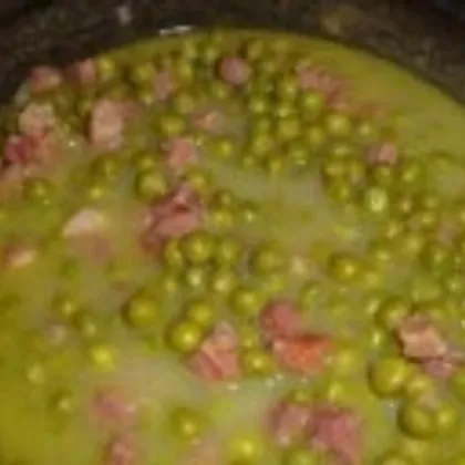 Суп с мясом и зеленым горошком