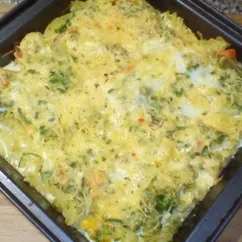 Макароны запеченные  с брокколи, зеленым горошком и сыром