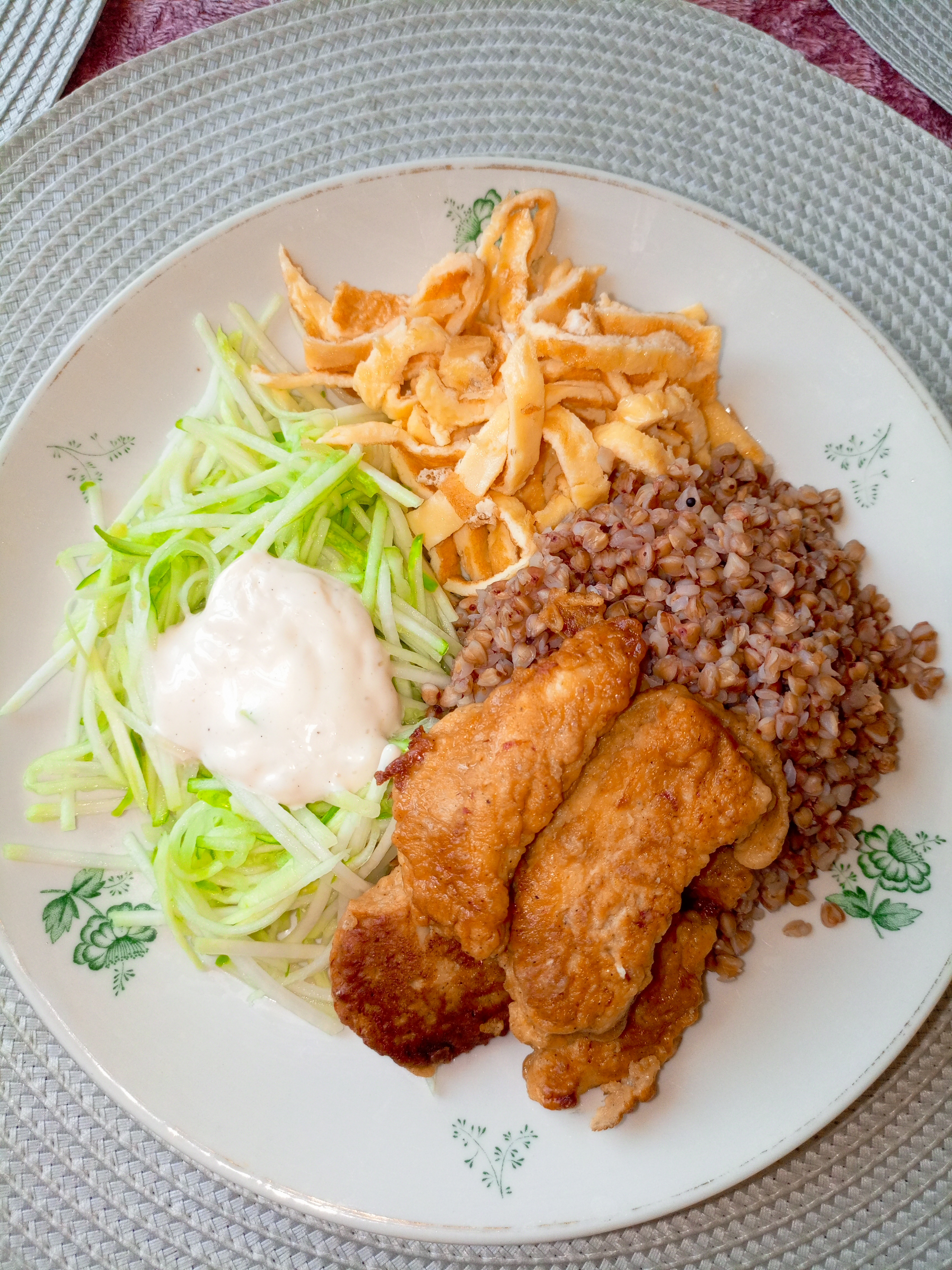 Сытный обед с куриным филе и салатом из кольраби