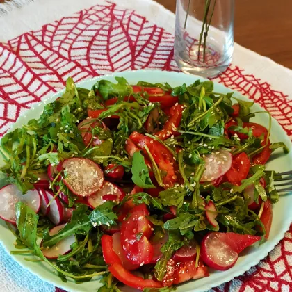Салат с рукколой, редисом и помидорами