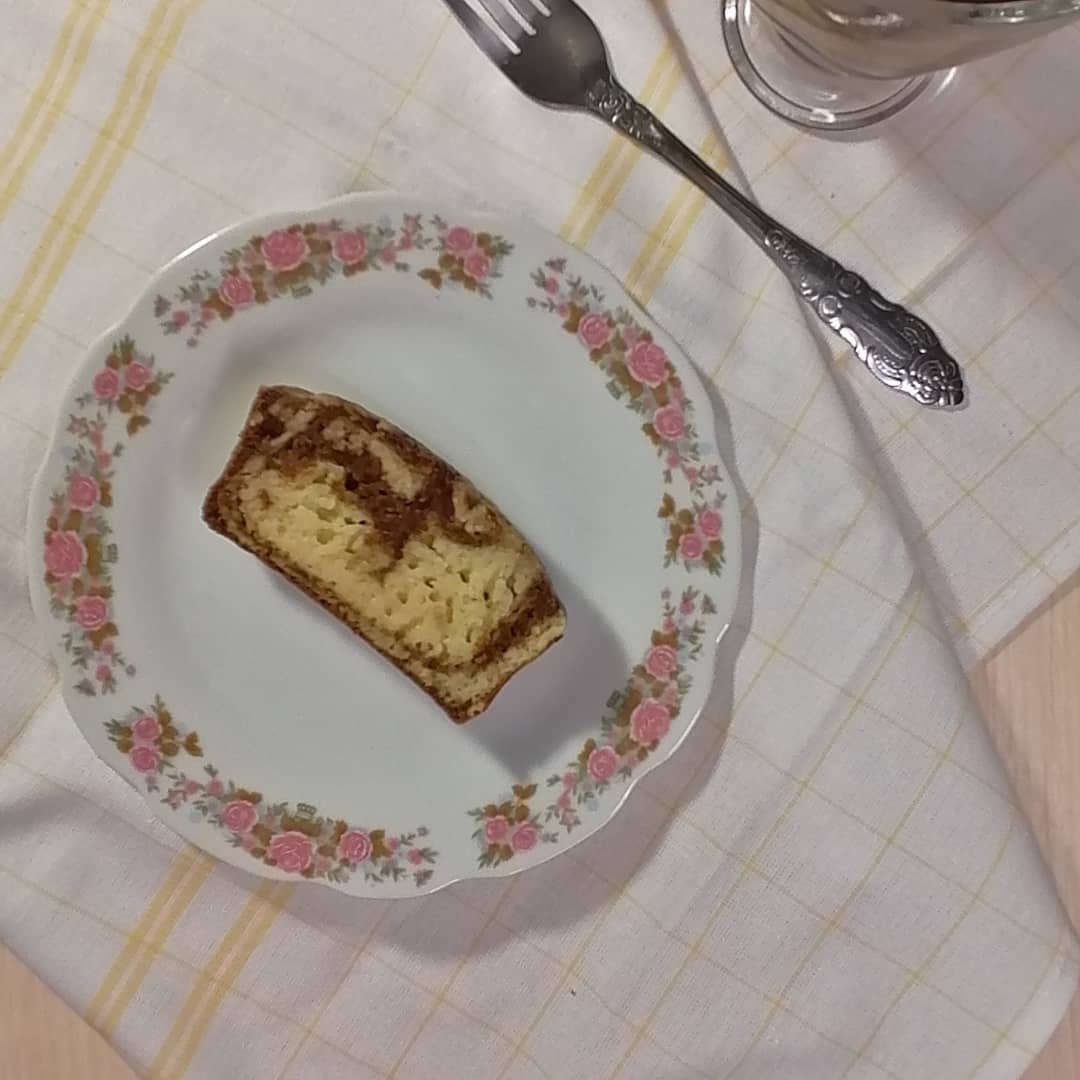 Мраморный кекс с шоколадным соусом