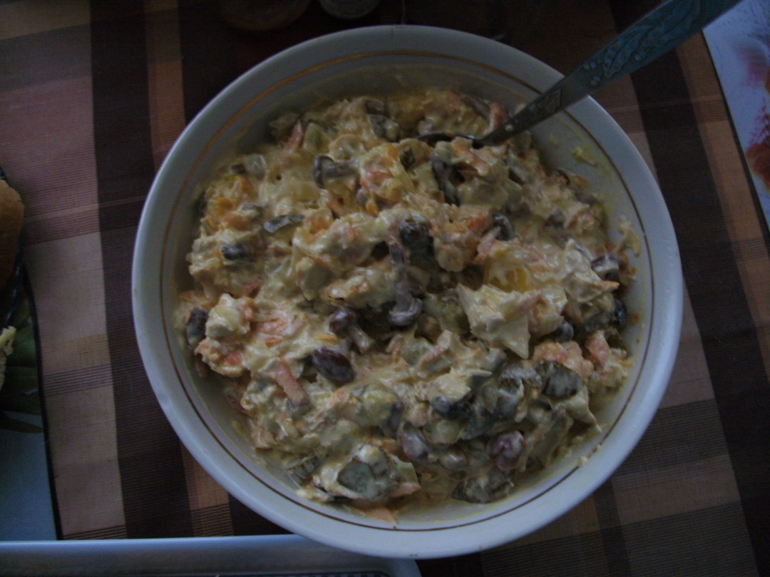Слоеный салат с курицей, грибами, сыром, яйцами, картошкой и огурцами