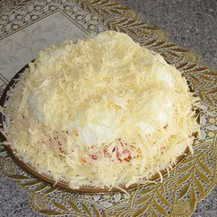 Салат с колбасой и сыром