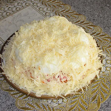 Салат с колбасой и сыром