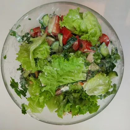 Легкий салат с курицей, зеленью и овощами