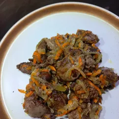 Куриная печень тушеная с овощами