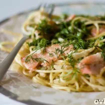 Спагетти с копченым лососем и зеленым горошком