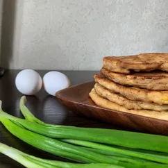 Лепешки по-грузински с зеленым луком и яйцом